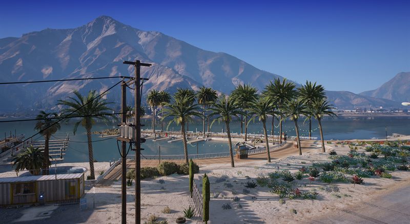 Hafen mit Palmen vor dem Mount Chiliad